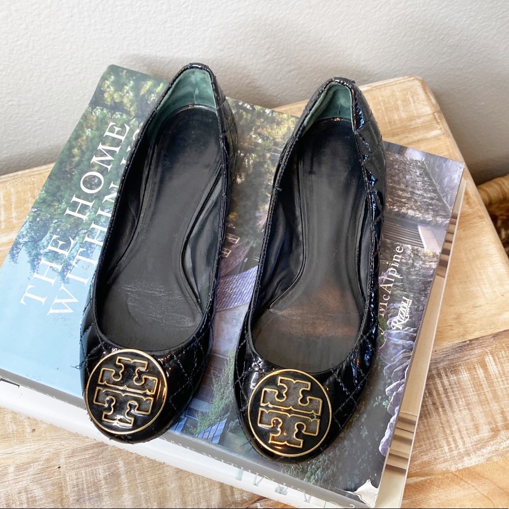 tory burch black patent quilted tory logo flats size 7